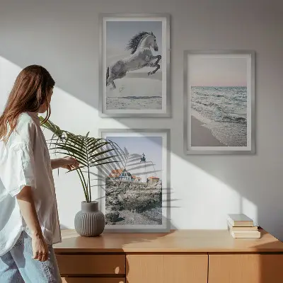 Gerahmtes Bilderset mit Motiven von Pferden, Strand, Leuchtturm und Wellen