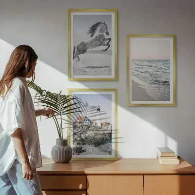 Gerahmtes Bilderset mit Motiven von Pferden, Strand, Leuchtturm und Wellen