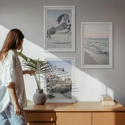 Gerahmtes Bilderset mit Motiven von Pferden, Strand, Leuchtturm und Wellen