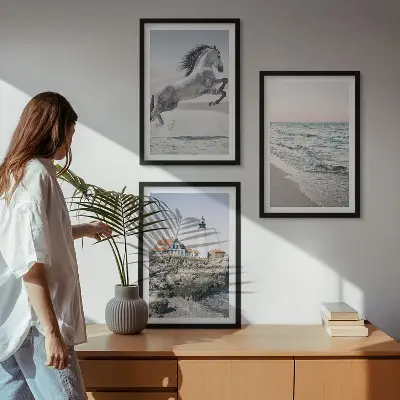 Gerahmtes Bilderset mit Motiven von Pferden, Strand, Leuchtturm und Wellen