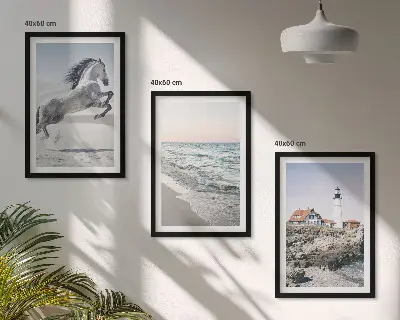 Gerahmtes Bilderset mit Motiven von Pferden, Strand, Leuchtturm und Wellen