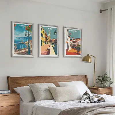 Gerahmtes Bilderset mit Retro-Stadtillustrationen