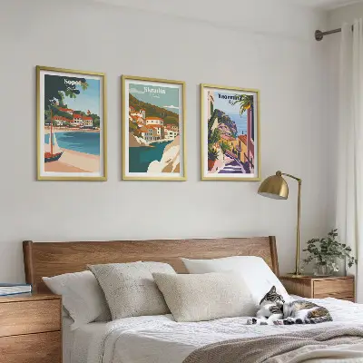 3er-Set Illustrationen von Küstenstädten mit passendem Bilderrahmen