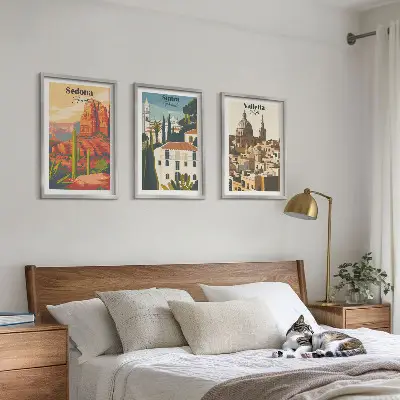 Gerahmtes Bilderset mit Motiven von Ansichten aus Sedona Sintra und Valletta im Retro-Stil