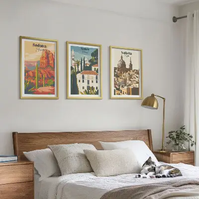 Gerahmtes Bilderset mit Motiven von Ansichten aus Sedona Sintra und Valletta im Retro-Stil