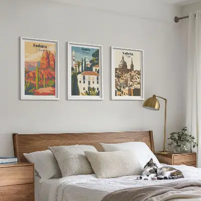 Gerahmtes Bilderset mit Motiven von Ansichten aus Sedona Sintra und Valletta im Retro-Stil