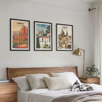Gerahmtes Bilderset mit Motiven von Ansichten aus Sedona Sintra und Valletta im Retro-Stil