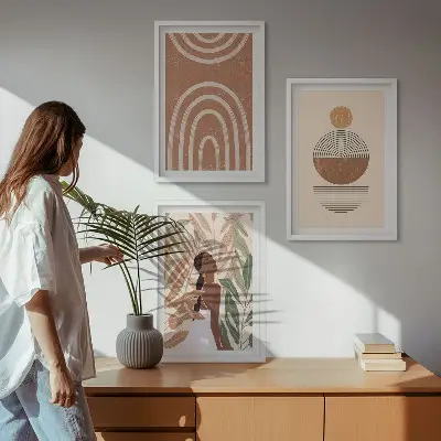 Gerahmtes Bilderset mit stilvollen Pflanzenmustern und geometrischen Motiven