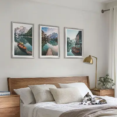 Gerahmtes Bilderset mit Motiven von See, Bergen, Booten und Ferienhaus