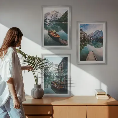 Gerahmtes Bilderset mit Motiven von See, Bergen, Booten und Ferienhaus