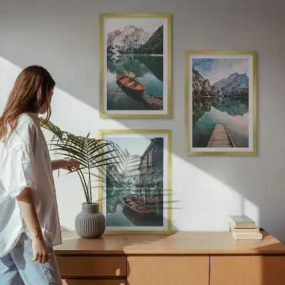 Gerahmtes Bilderset mit Motiven von See, Bergen, Booten und Ferienhaus
