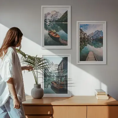 Gerahmtes Bilderset mit Motiven von See, Bergen, Booten und Ferienhaus