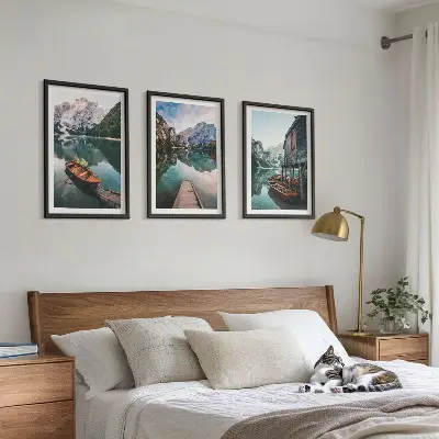 Gerahmtes Bilderset mit Motiven von See, Bergen, Booten und Ferienhaus