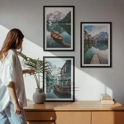 Gerahmtes Bilderset mit Motiven von See, Bergen, Booten und Ferienhaus