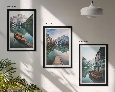 Gerahmtes Bilderset mit Motiven von See, Bergen, Booten und Ferienhaus