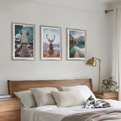 Gerahmtes Bilderset mit Motiven von Seebooten, Hirschen und Bergen