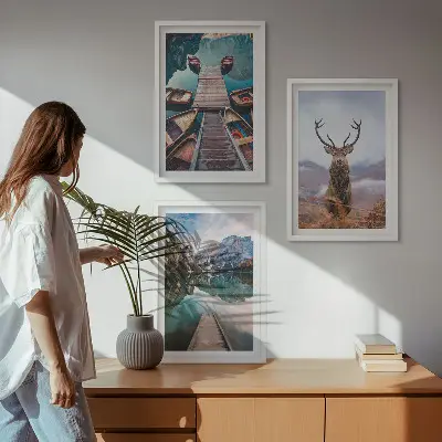 Gerahmtes Bilderset mit Motiven von Seebooten, Hirschen und Bergen