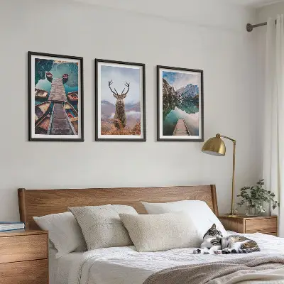 Gerahmtes Bilderset mit Motiven von Seebooten, Hirschen und Bergen