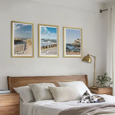 Gerahmtes Bilderset Strand mit Holzsteg und Klippen