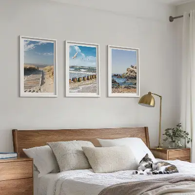Gerahmtes Bilderset Strand mit Holzsteg und Klippen