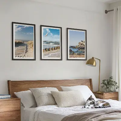 Gerahmtes Bilderset Strand mit Holzsteg und Klippen