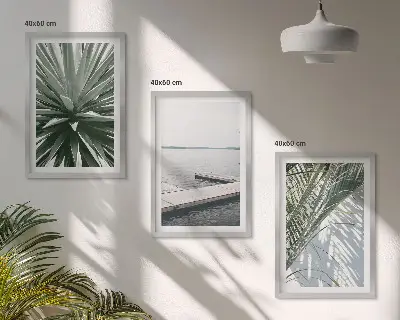 Gerahmtes Bilderset mit Palmenblättern und Holzbrücke