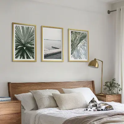 Gerahmtes Bilderset mit Palmenblättern und Holzbrücke