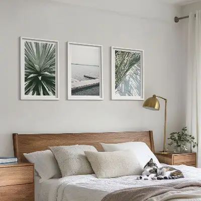 Gerahmtes Bilderset mit Palmenblättern und Holzbrücke