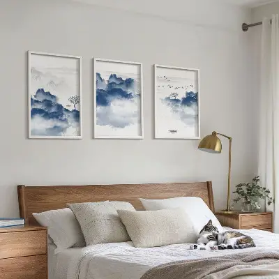 Gerahmtes Bilderset mit Motiven von Bergen, Wolken, Bäumen und Vögeln