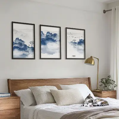 Gerahmtes Bilderset mit Motiven von Bergen, Wolken, Bäumen und Vögeln