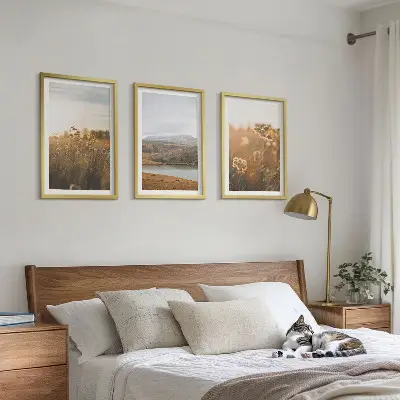 Gerahmtes Bilderset mit Landschaften von Wiesen, Bergen und einem See