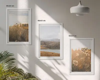 Gerahmtes Bilderset mit Landschaften von Wiesen, Bergen und einem See