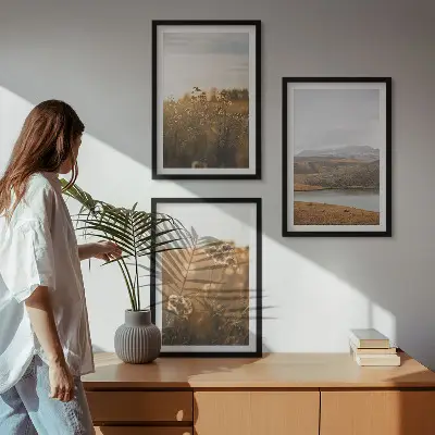 Gerahmtes Bilderset mit Landschaften von Wiesen, Bergen und einem See