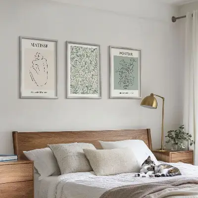 Bilder-3er-Set mit Rahmen mit Linien und Pflanzenmustern im minimalistischen Stil