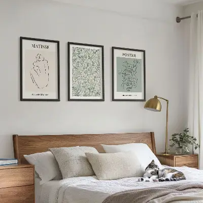 Bilder-3er-Set mit Rahmen mit Linien und Pflanzenmustern im minimalistischen Stil