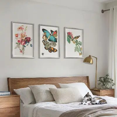 Gerahmtes Bilderset mit Motiven von Blumen, Schmetterlingen und Vögeln in Pastellfarben