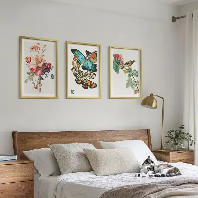 Gerahmtes Bilderset mit Motiven von Blumen, Schmetterlingen und Vögeln in Pastellfarben