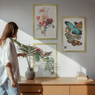 Gerahmtes Bilderset mit Motiven von Blumen, Schmetterlingen und Vögeln in Pastellfarben