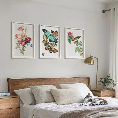Gerahmtes Bilderset mit Motiven von Blumen, Schmetterlingen und Vögeln in Pastellfarben