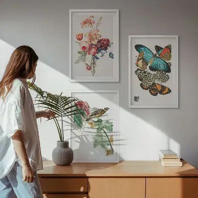 Gerahmtes Bilderset mit Motiven von Blumen, Schmetterlingen und Vögeln in Pastellfarben