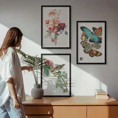 Gerahmtes Bilderset mit Motiven von Blumen, Schmetterlingen und Vögeln in Pastellfarben