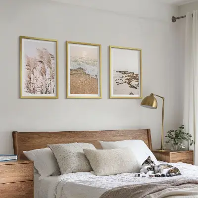 Gerahmtes Bilderset mit Strandgras, Wellen und Steinen im Boho-Stil