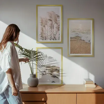 Gerahmtes Bilderset mit Strandgras, Wellen und Steinen im Boho-Stil