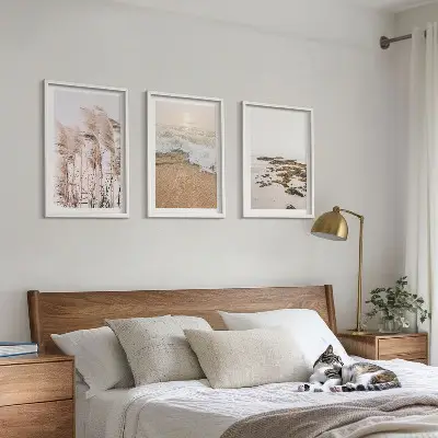 Gerahmtes Bilderset mit Strandgras, Wellen und Steinen im Boho-Stil