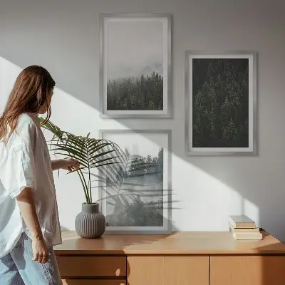 Gerahmtes Bilderset mit grünen Wäldern und Nebel in der Natur