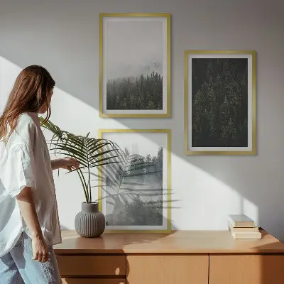 Gerahmtes Bilderset mit grünen Wäldern und Nebel in der Natur