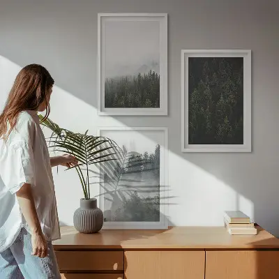 Gerahmtes Bilderset mit grünen Wäldern und Nebel in der Natur