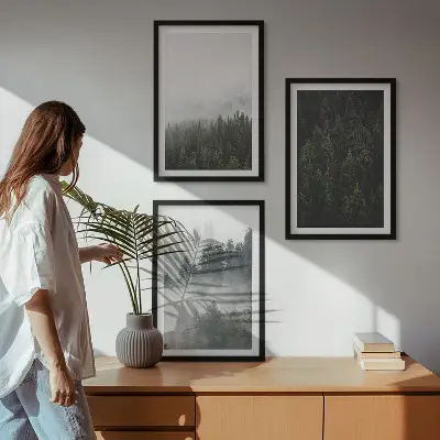 Gerahmtes Bilderset mit grünen Wäldern und Nebel in der Natur