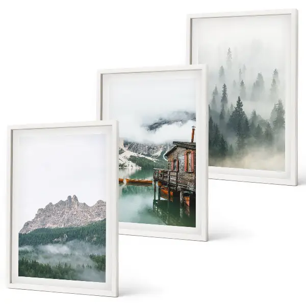Gerahmtes Bilderset mit Bergen, See, Hütte und Nebel