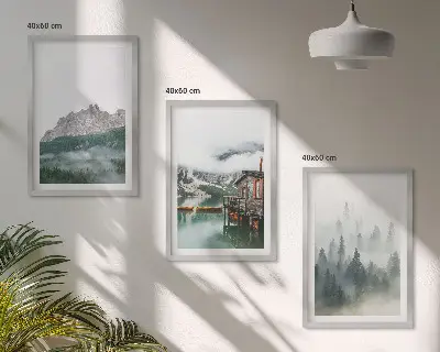 Gerahmtes Bilderset mit Bergen, See, Hütte und Nebel
